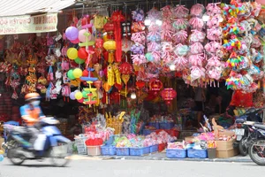 Vibrant Colors of Mid-Autumn Festival on Hang Ma Street - image 11