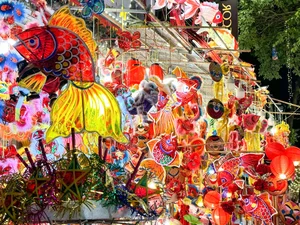 Vibrant Colors of Mid-Autumn Festival on Hang Ma Street - image 1