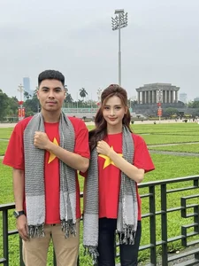 Singer Hoang Thuy Linh Shines in Creative Dress Inspired by Traditional Khan Ran Scarf - image 1