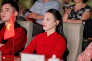 Singer Hoang Thuy Linh Shines in Creative Dress Inspired by Traditional Khan Ran Scarf - image 2