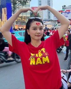 Singer Hoang Thuy Linh Shines in Creative Dress Inspired by Traditional Khan Ran Scarf - image 0