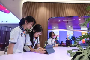 International Female Students Explore Modern Aviation and Robotics Technology - image 10