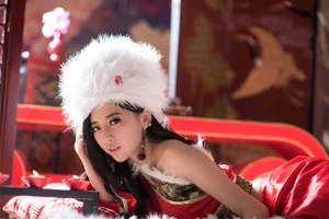 Elegant Fusion: Taiwanese Model Zhang Chuman in a Stunning Chinese-Style Christmas Photoshoot - image 35