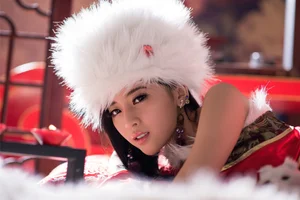Elegant Fusion: Taiwanese Model Zhang Chuman in a Stunning Chinese-Style Christmas Photoshoot - image 5