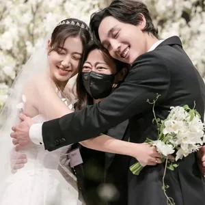 Park Shin Hye and Bae Yong Joon Family Enjoy Sweet Vacation - image 1