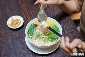 The Famous Ba Am Bun Thang That Impressed a World-Renowned Billionaire - image 9
