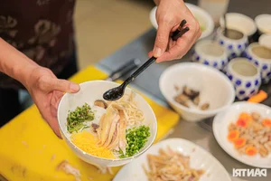 The Famous Ba Am Bun Thang That Impressed a World-Renowned Billionaire - image 6