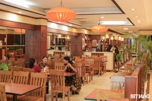 The Famous Ba Am Bun Thang That Impressed a World-Renowned Billionaire - image 7