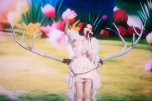 Stunning Celebrities with Surprising Vocals: The Interplay of Beauty and Talent - image 6