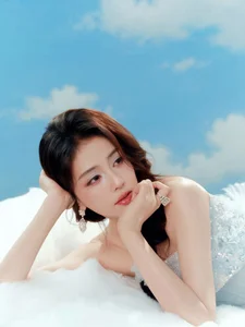 Stunning Celebrities with Surprising Vocals: The Interplay of Beauty and Talent - image 4