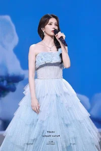 Stunning Celebrities with Surprising Vocals: The Interplay of Beauty and Talent - image 10