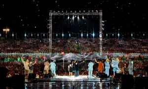 Unstoppable: 'Brother Who Overcomes a Thousand Thorns' Artists Perform 6 Hours in the Rain - image 10