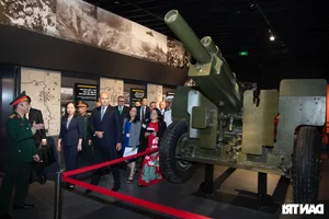 Bulgarian President Explores Vietnam Military History Museum - image 4