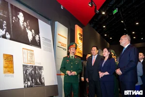 Bulgarian President Explores Vietnam Military History Museum - image 3