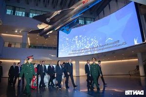 Bulgarian President Explores Vietnam Military History Museum - image 2