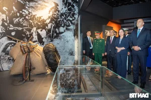 Bulgarian President Explores Vietnam Military History Museum - image 6
