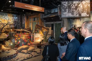 Bulgarian President Explores Vietnam Military History Museum - image 7