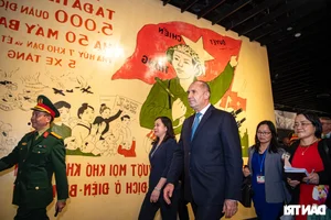 Bulgarian President Explores Vietnam Military History Museum - image 5