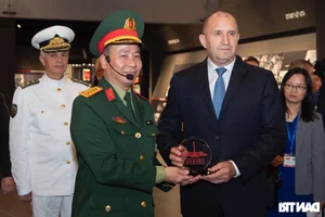 Bulgarian President Explores Vietnam Military History Museum - image 0