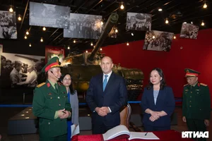 Bulgarian President Explores Vietnam Military History Museum - image 1
