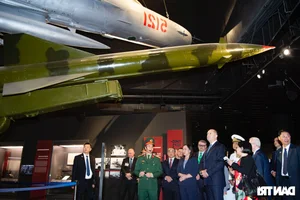 Bulgarian President Explores Vietnam Military History Museum - image 8
