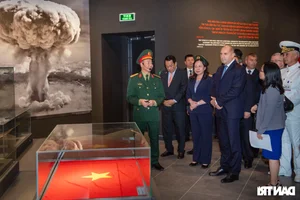 Bulgarian President Explores Vietnam Military History Museum - image 10