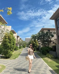 Beautiful Girlfriend of Vietnam National Footballer Stuns in Sizzling Bikini Photos - image 1