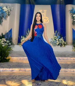 MC Vũ Quỳnh Trang: The 'Sidewalk Beauty Queen' Shining at Quang Hải's Super Wedding - image 2