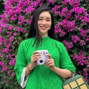 MC Vũ Quỳnh Trang: The 'Sidewalk Beauty Queen' Shining at Quang Hải's Super Wedding - image 7