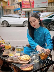 MC Vũ Quỳnh Trang: The 'Sidewalk Beauty Queen' Shining at Quang Hải's Super Wedding - image 1