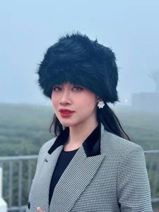 MC Vũ Quỳnh Trang: The 'Sidewalk Beauty Queen' Shining at Quang Hải's Super Wedding - image 4