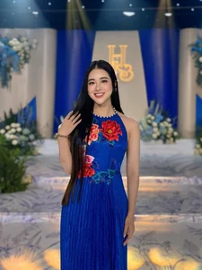 MC Vũ Quỳnh Trang: The 'Sidewalk Beauty Queen' Shining at Quang Hải's Super Wedding - image 6
