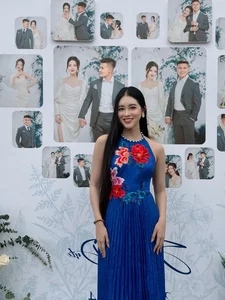 MC Vũ Quỳnh Trang: The 'Sidewalk Beauty Queen' Shining at Quang Hải's Super Wedding - image 3