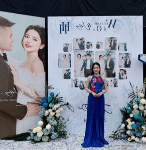 MC Vũ Quỳnh Trang: The 'Sidewalk Beauty Queen' Shining at Quang Hải's Super Wedding - image 0