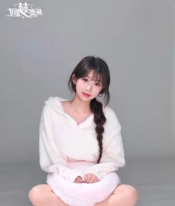 Viral TikTok Cheerleader Sparks Dating Rumors After New Photos Surface - image 5