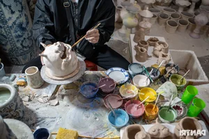 The Artistic Pivot: Crafting 'Ugly' Pottery in Traditional Bat Trang Village - image 3