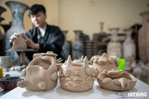 The Artistic Pivot: Crafting 'Ugly' Pottery in Traditional Bat Trang Village - image 8