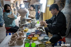 The Artistic Pivot: Crafting 'Ugly' Pottery in Traditional Bat Trang Village - image 4