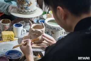 The Artistic Pivot: Crafting 'Ugly' Pottery in Traditional Bat Trang Village - image 1