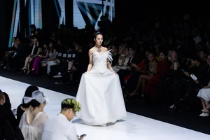 Supermodel Thanh Hang Dazzles in Avant-Garde Ivan Tran Fashion Collection - image 9