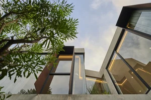 Stunning Hilltop House Design Engineered for Natural Year-Round Breezes - image 0