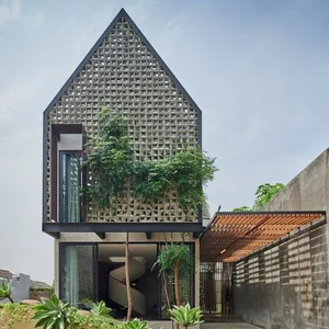 Stunning Hilltop House Design Engineered for Natural Year-Round Breezes - image 2