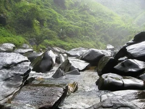 Discovering the Untouched Beauty of Hang Te Cho Waterfall in Yen Bai - image 10