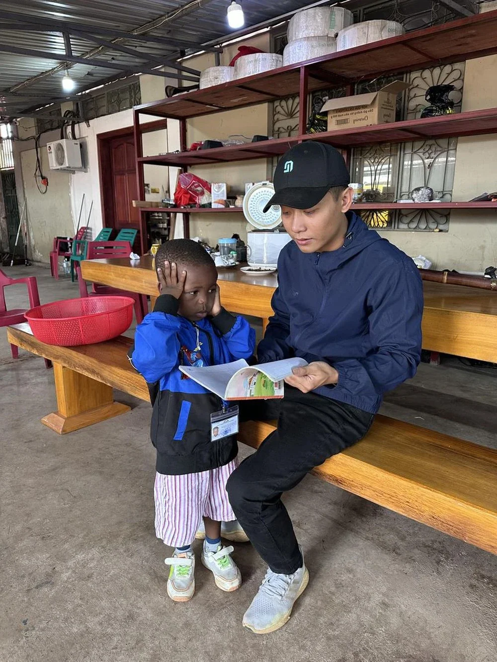 Loi Con Wins Hearts with Clever Response to Difficult Questions About Quang Linh Vlog