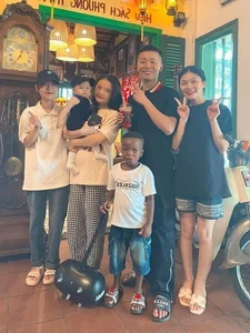 Loi Con Wins Hearts with Clever Response to Difficult Questions About Quang Linh Vlog - image 1