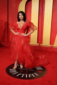Daring Red Carpet Fashion at the 2024 Vanity Fair Oscar Party - image 12