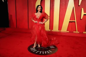Daring Red Carpet Fashion at the 2024 Vanity Fair Oscar Party - image 3