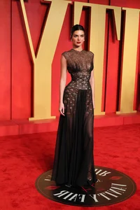 Daring Red Carpet Fashion at the 2024 Vanity Fair Oscar Party - image 2