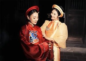 Actress Phuong Oanh Graces the Fashion Runway with Her Twin Baby Bump - image 0