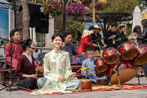 International Tourists Experience Authentic Vietnamese Lunar New Year at Home Hanoi Xuan 2025 Festival - image 8